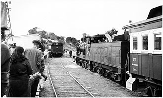 30.5.1964 - loco SAR Rx195 coming of turntable - loco Rx233 + car 365 on other road - Milang